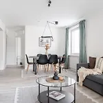 Spacious Downtown With Balcony Next To Restaurants شقة