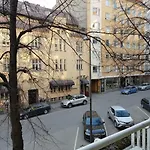 Spacious Downtown With Balcony Next To Restaurants شقة *