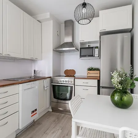 Spacious Downtown With Balcony Next To Restaurants