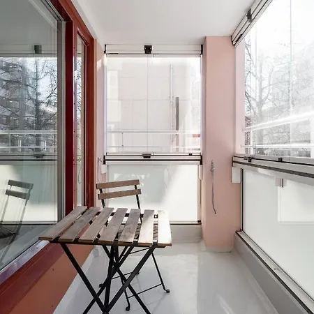 Spacious Downtown With Balcony Next To Restaurants