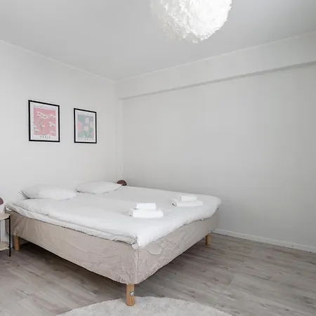 Spacious Downtown With Balcony - Hosts 10 *