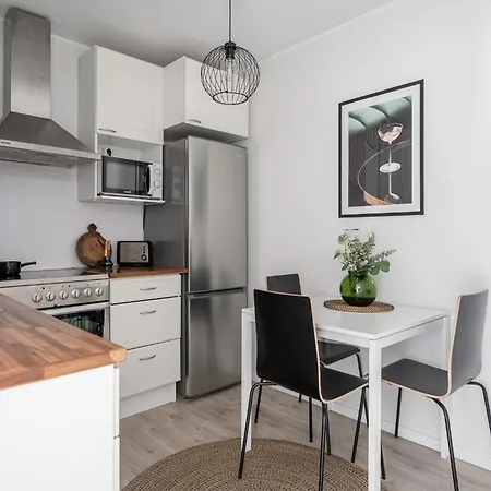 Spacious Downtown Apt With Balcony - Hosts 10 *