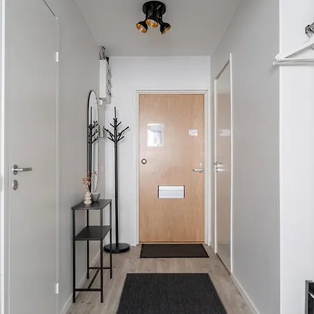 Spacious Downtown With Balcony - Hosts 10 דירה *