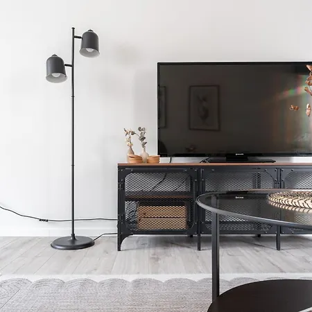 דירה Spacious Downtown With Balcony - Hosts 10