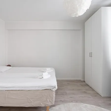 Spacious Downtown Apt With Balcony - Hosts 10 Apartment