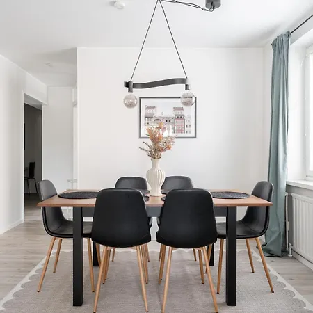 Spacious Downtown With Balcony - Hosts 10