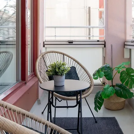 Spacious Downtown With Balcony - Hosts 10