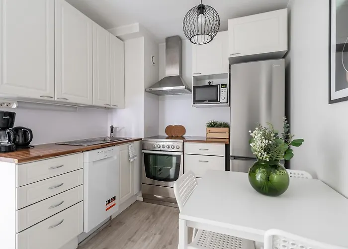 Spacious Downtown With Balcony Next To Restaurants