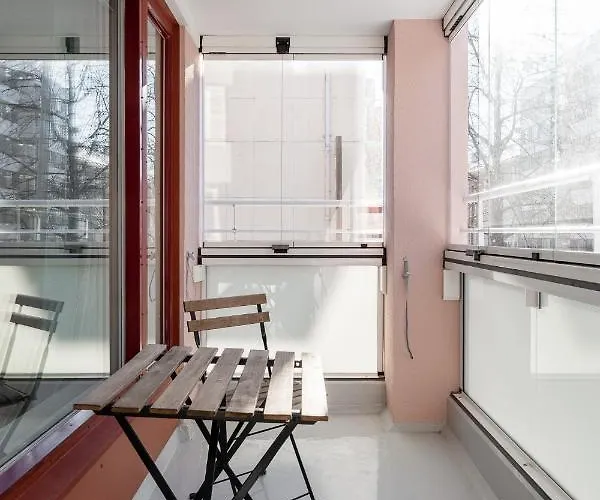 Spacious Downtown With Balcony Next To Restaurants